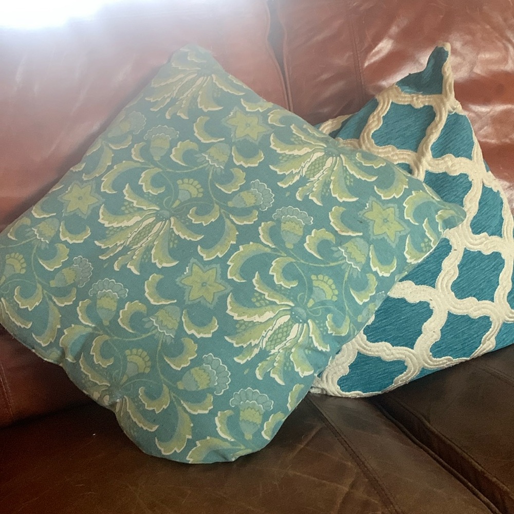 4 throw pillows aqua colors
Sold as a set
Used conditionion but still nice set